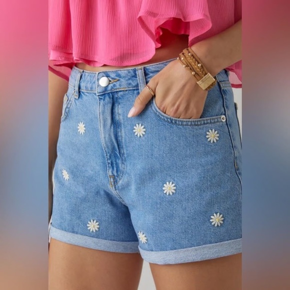 harper heritage Pants - Women's Blue Denim Shorts with Daisy Embroidery